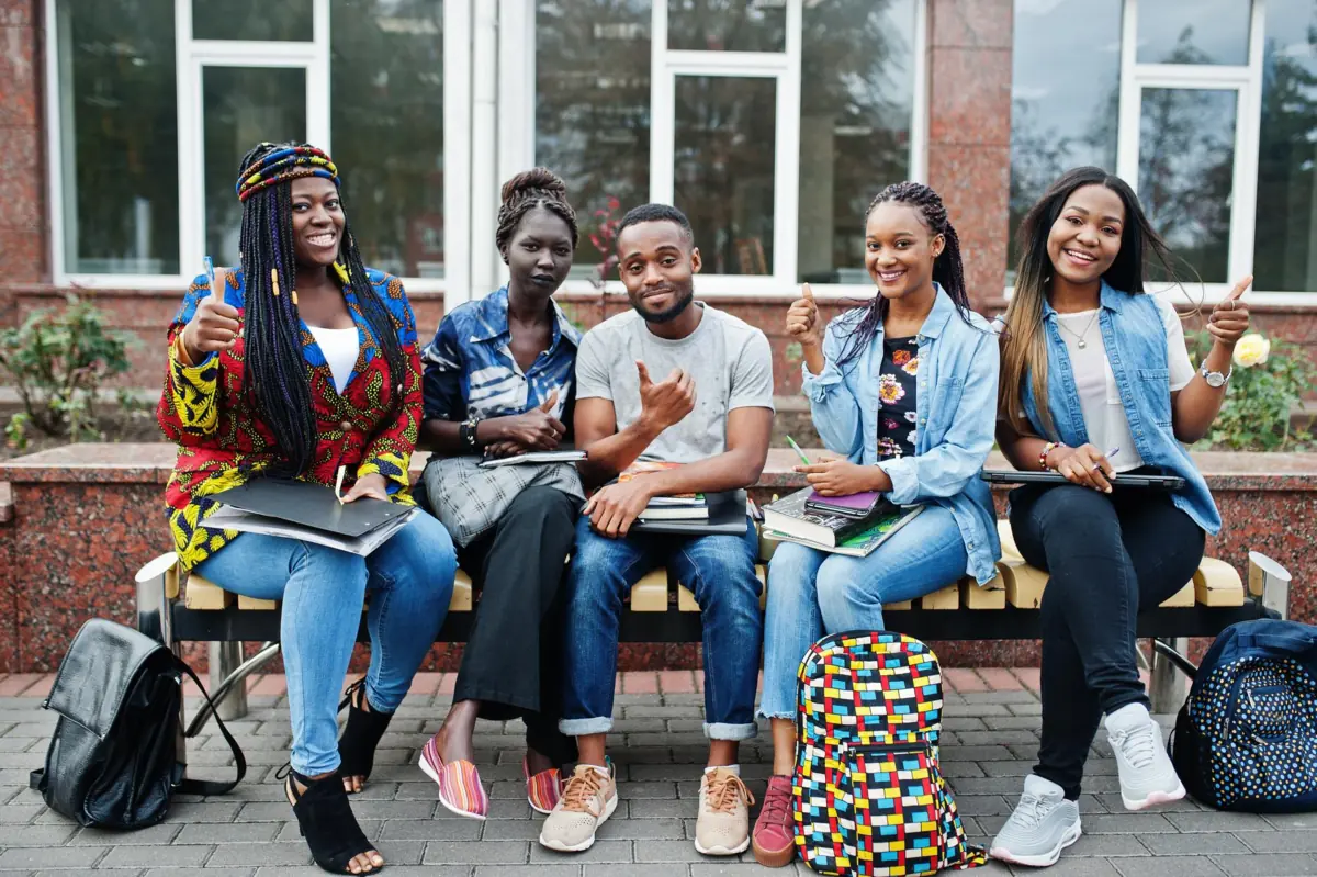 Groupe d'apprenants joyeux et souriants