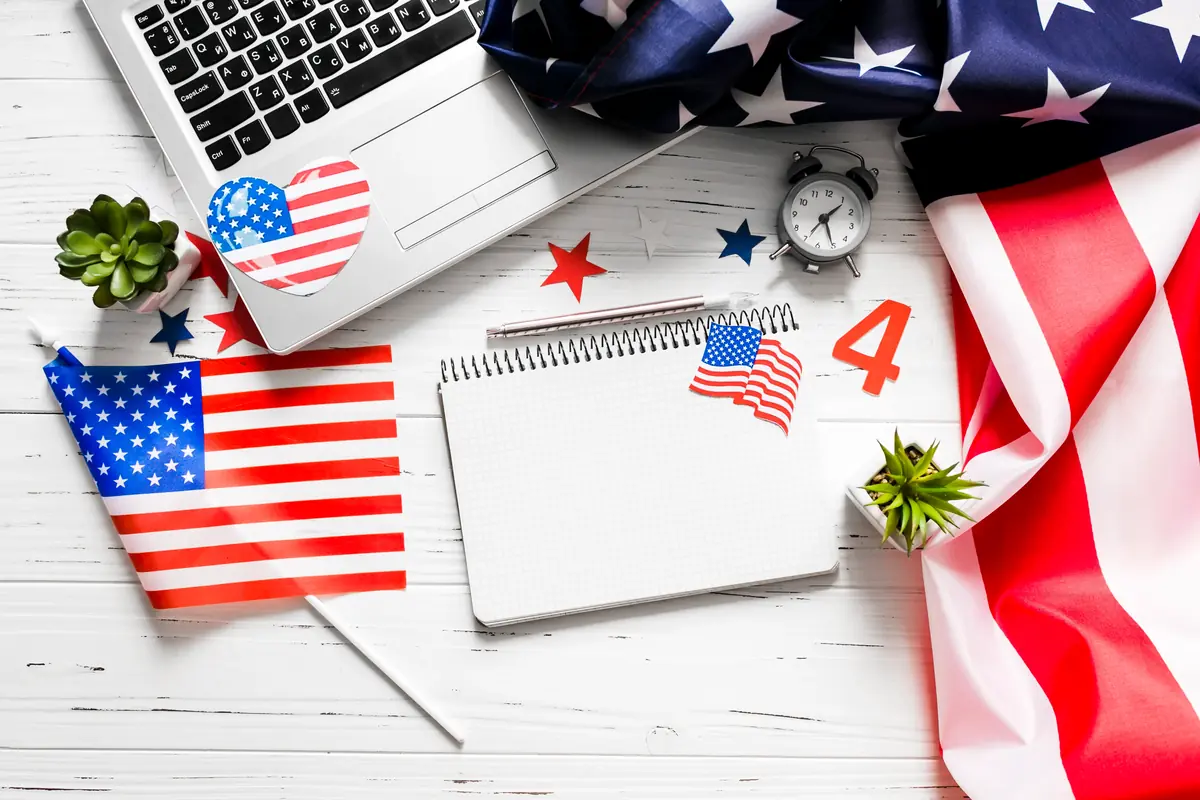 Apprenante suivant un cours d’anglais en ligne